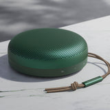 Bang & Olufsen Beosound A1 (2.ª Gen) Altavoz Bluetooth Inalámbrico Portátil Resistente al Agua y al Polvo con Sonido de 360 Grados, Alexa y Speakerphone, Hasta 18 horas de Batería Green