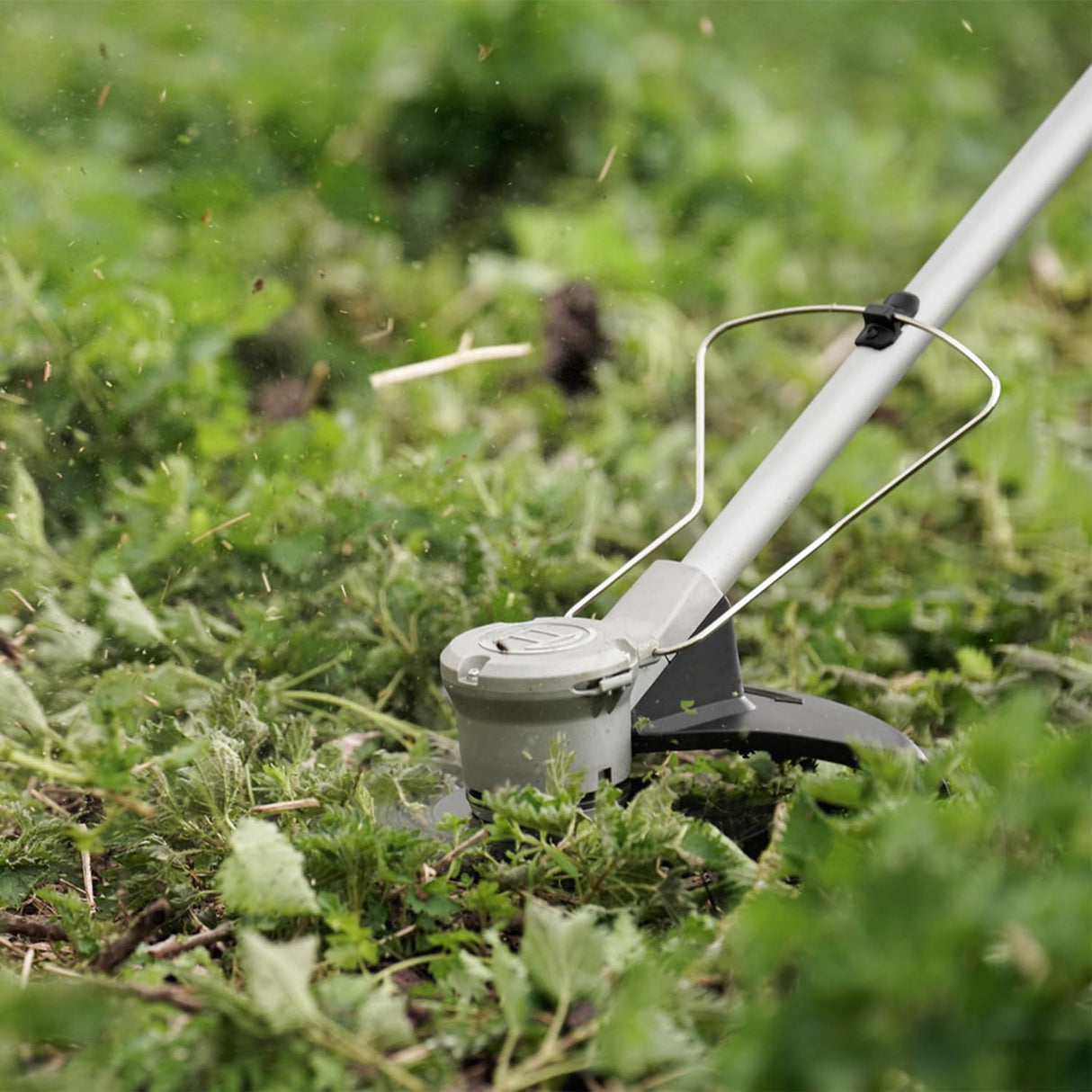 Bosch desbrozadora a batería AdvancedBrushCut 36V-23-750 (para tareas de desbroce exigentes; sistema de 36 voltios; diámetro de corte: 33 cm (hilo), 23 cm (cuchilla); 1 batería de 2,0 Ah y cargador)