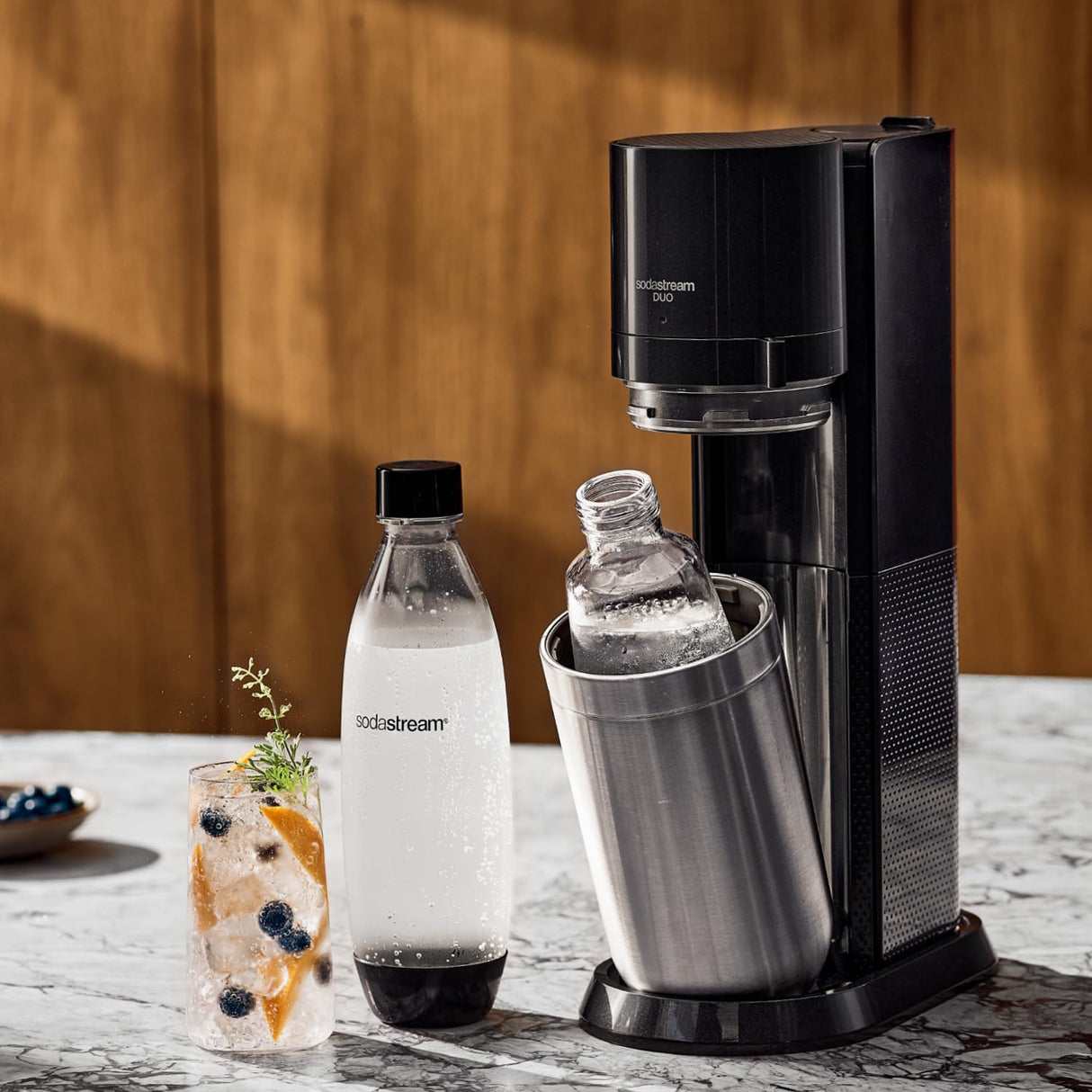 SodaStream Aireador de agua DUO sin cilindro de CO2, 1 botella de cristal de 1 l y 1 botella de plástico apta para lavavajillas de 1 l, altura: 44 cm, color: titanio, 19,1 x 36,6 x 44,5