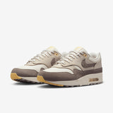 NIKE Air MAX 1 Prem, Sneaker Hombre, Light Bone Cave Stone Chamois, 44.5 EU