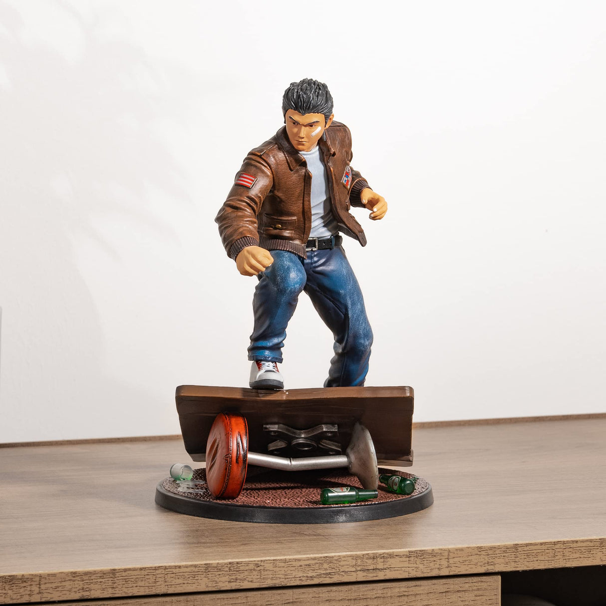Numskull Figura de Shenmue Ryo Hazuki de Sega de 25,4 cm (28 cm), réplica Coleccionable - Producto Oficial de Shenmue