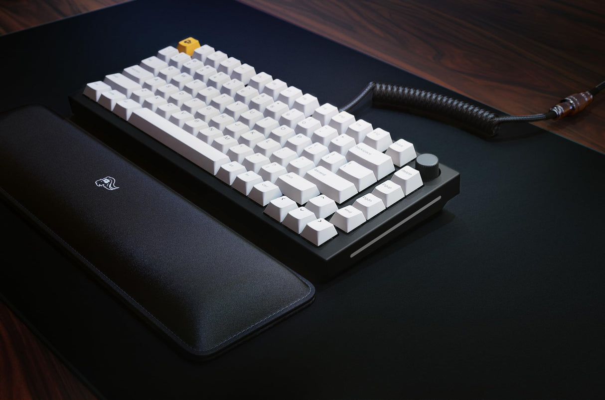 Glorious Gaming GMMK PRO 75% - Teclado gaming mecánico modular, TKL, carcasa de 1,5 kg, personalizable, cable espiral, reposamuñecas, keycaps blancas, RGB, distribuciones QWERTY nórdico - Negro