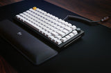 Glorious Gaming GMMK PRO 75% - Teclado gaming mecánico modular, TKL, carcasa de 1,5 kg, personalizable, cable espiral, reposamuñecas, keycaps blancas, RGB, distribuciones QWERTY nórdico - Negro