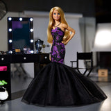 Barbie Signature Barbiestyle Estudio de fotografías Muñeca con tocador con Luces y Silla, Vestido y Look de Vaqueros, Juguete de colección, Regalo +16 años (Mattel HBX98)