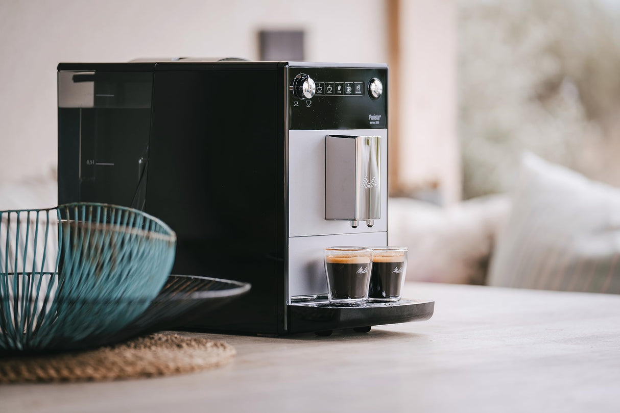 Melitta Purista F230-101, Cafetera Automática con Molinillo Silencioso, 15 Bares, Café en Grano, Limpieza Automática, Personalizable, Plata