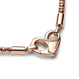 Pandora Moments Pulsera de cadena con tachuelas chapada en oro rosa de 14 quilates con cierre en forma de corazón, 18