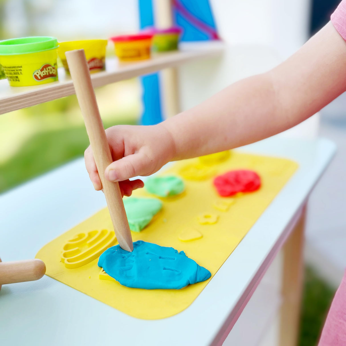 roba x Play-Doh Conjunto de Asientos creativos - Juego de Mesa y Silla de Madera certificada por el FSC con 6 latas de plastilina, 3 Herramientas de Madera y Alfombra Creativa