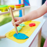 roba x Play-Doh Conjunto de Asientos creativos - Juego de Mesa y Silla de Madera certificada por el FSC con 6 latas de plastilina, 3 Herramientas de Madera y Alfombra Creativa