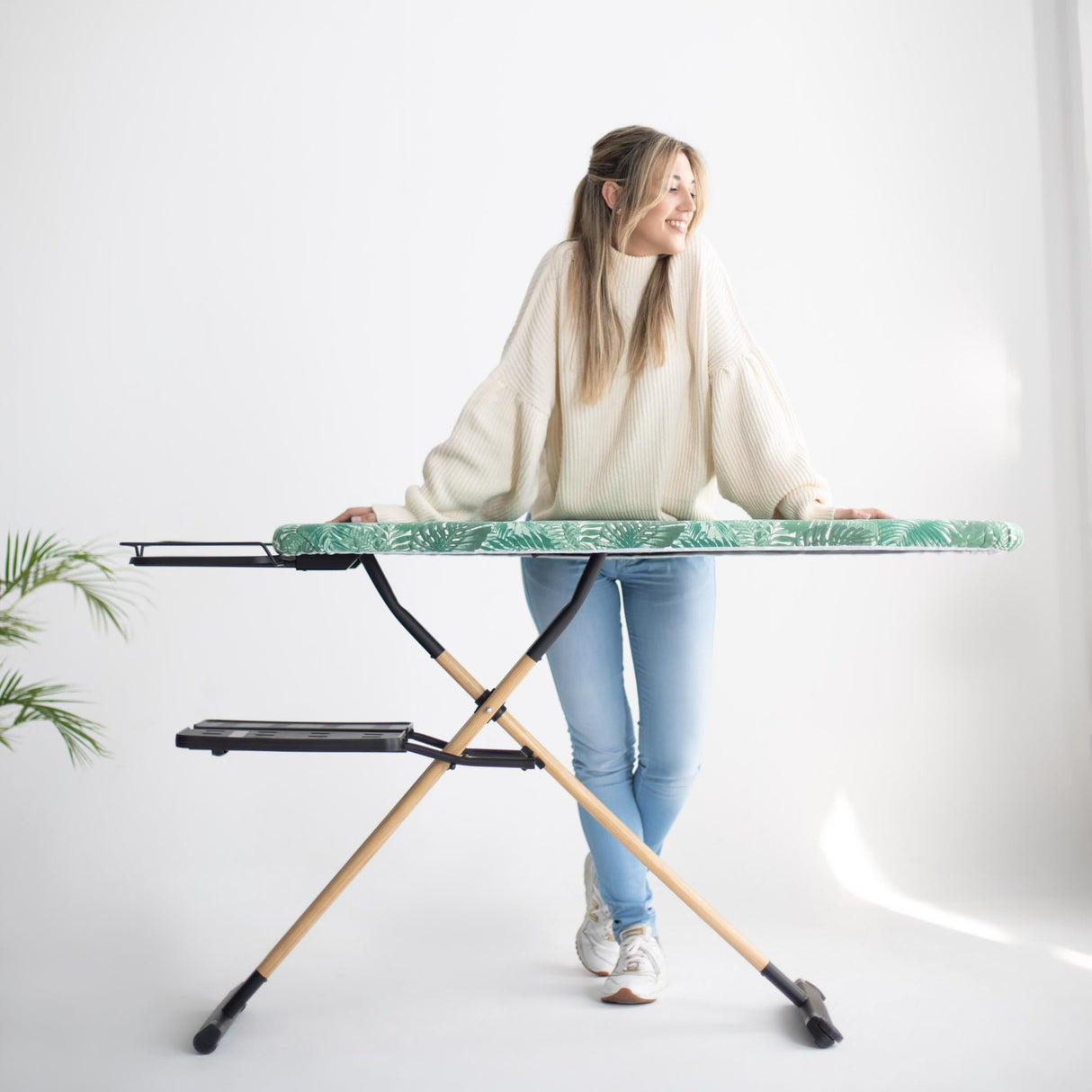 Tabla de Planchar GoldWoodVIP- 130x47 cm XXL, Madera Natural y Aluminio, Altura Regulable 98 cm, Estable, Ligera y Resistente, Ruedas, Soporte centro planchado + Bandeja para ropa, Fabricada en Europa