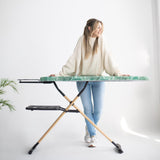 Tabla de Planchar GoldWoodVIP- 130x47 cm XXL, Madera Natural y Aluminio, Altura Regulable 98 cm, Estable, Ligera y Resistente, Ruedas, Soporte centro planchado + Bandeja para ropa, Fabricada en Europa