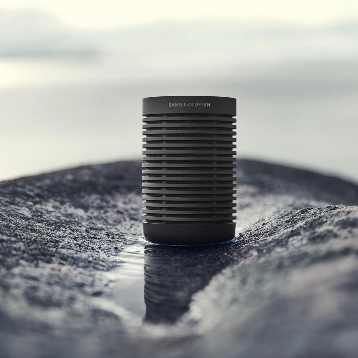 Bang & Olufsen Beosound Explore Altavoz de 360 Grados Bluetooth Portátil Inalámbrico de Alta Gama,Casa y Viaje,IP67 Resistente al Agua y Polvo,Hasta 27 horas Black Anthracite