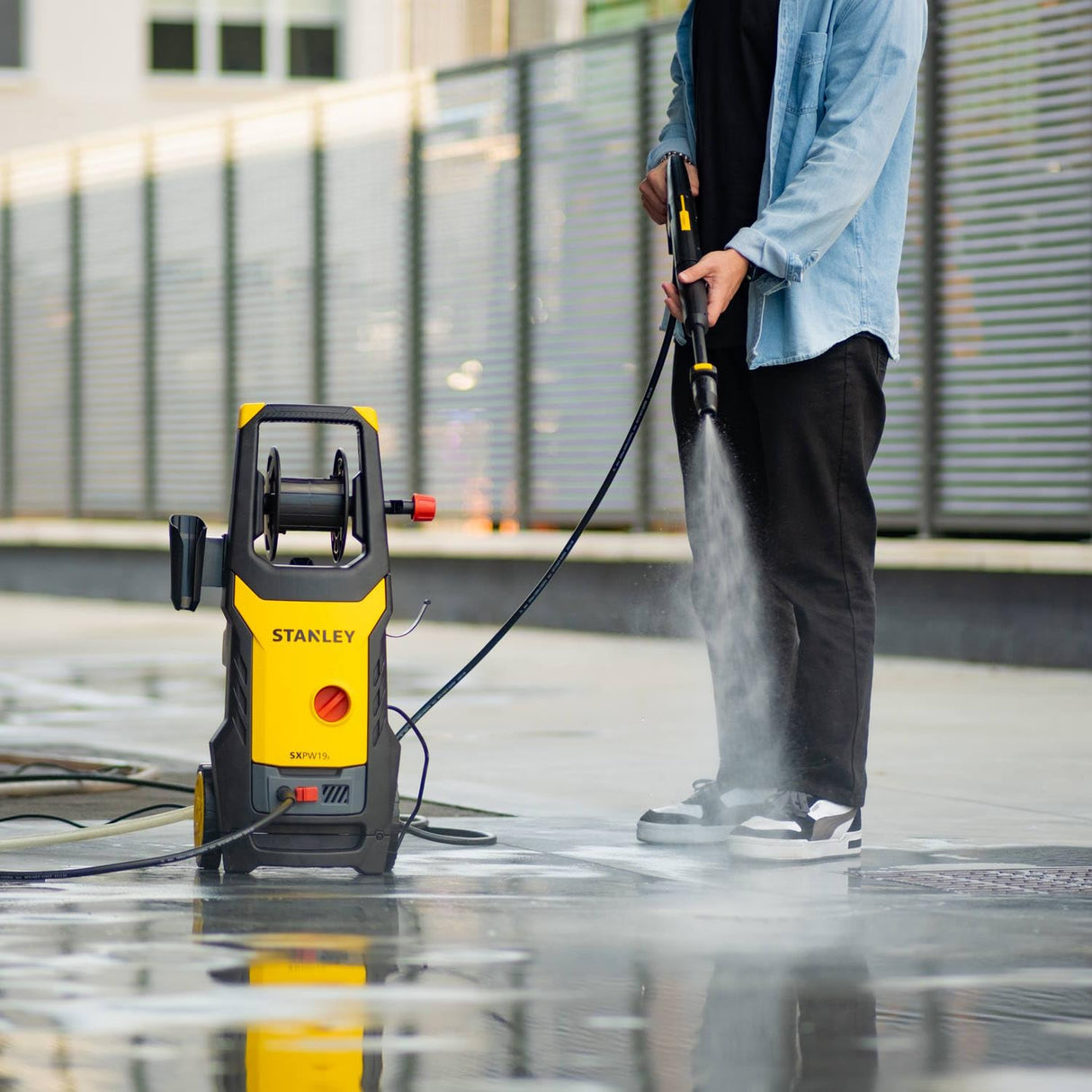 Stanley Hidrolimpiadora SXPW24BX | Alta Presión | para Automóviles Y Superficies Externas | con Limpiadora de Superficies y Cepillo Fijo | Presión máx. 170 bar | Caudal máx. 500 l/h | Consumo 2400 W