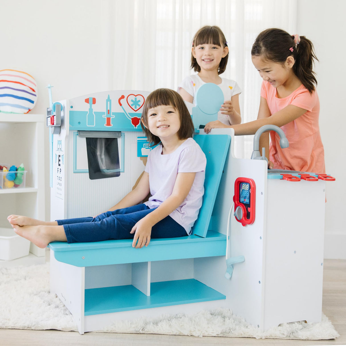 Melissa & Doug Consultorio médico Juega a ser el Doctor o el Paciente, Juego imaginativo, Juguete Creativo Montessori de Madera con Accesorios, Regalo para niños y niñas de 3 4 5 6 7 años