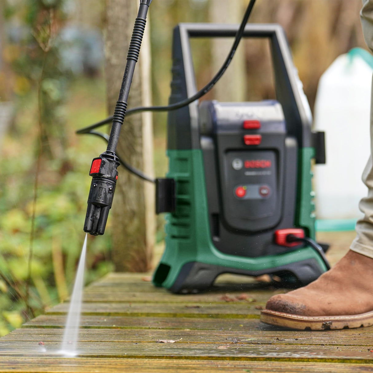 Bosch Juego de limpiadora de alta presión móvil y a batería UniversalAquatak 36V-100(para limpiar en casa o fuera; sistema de 36 voltios;hasta 45min de funcionamiento,kit de autosucción;sin batería)