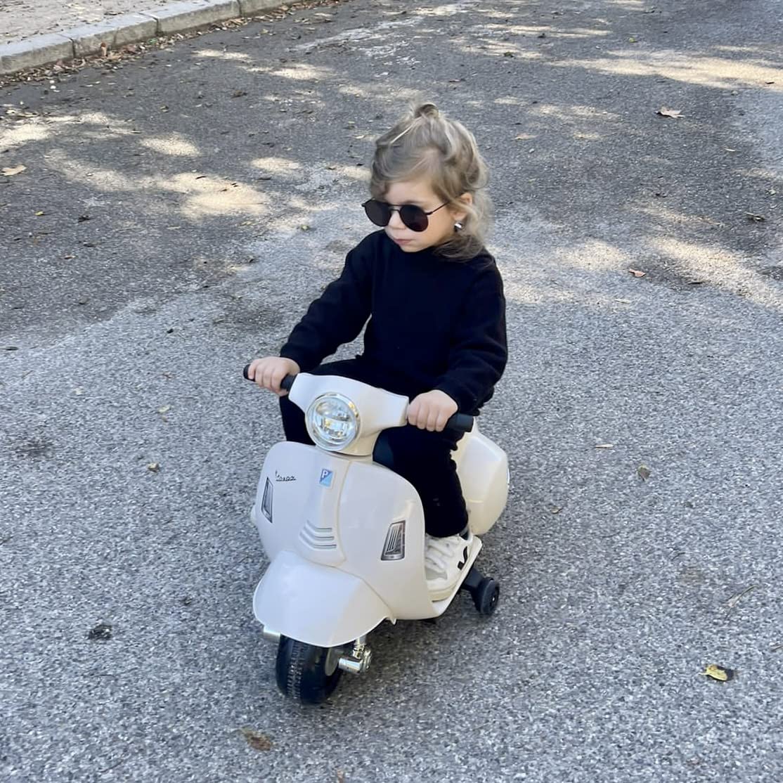 TURBO CHALLENGE - Vespa GTS - Portador Eléctrico - 119150 - Scooter - Blanco - Listo para Rodar - Máximo 25Kg - Plástico - Baterías Recargables - A Partir de 24 Meses
