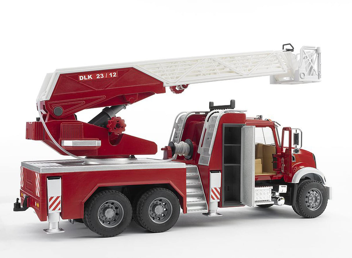 bruder 02821 - Camión de bomberos Mack Granite con bomba - 1:16 Vehículo, Camión de bomberos, Llamada de emergencia, Camión de bomberos, Juguete