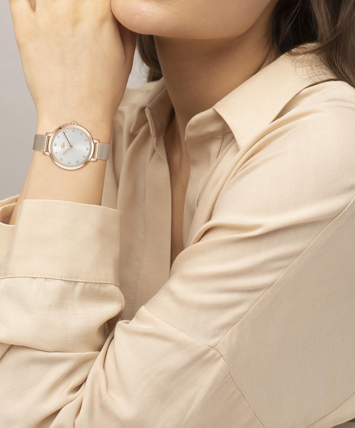 Lacoste Reloj con Movimiento de Cuarzo de Tres Manecillas para Mujer Colección Riga con Correa de Malla de Acero Inoxidable de Oro Rosa - 2001400