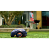 BLACK+DECKER BCRMW123 Robot Cortacésped Gama Alta con Limpiador Caseta y una batería de Litio de 12V y 4.3Ah Cubre hasta 700m2 de jardín