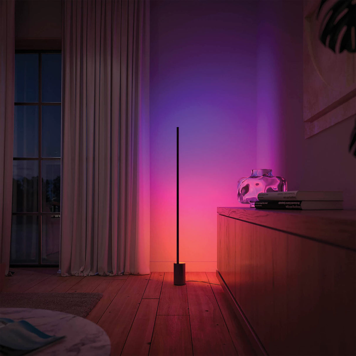 Philips Hue Gradient Signe – Lámpara inteligente, Lámpara de Pie LED Inteligente, Luz Blanca y Luces de Colores, sistema de iluminación con tira led Compatible con Alexa y Google Home, Color Negro