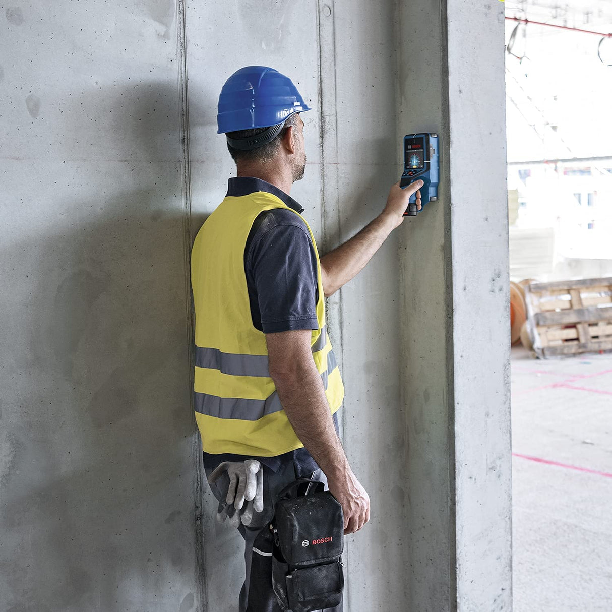 Bosch Professional Detector D-tect 200 C (detección de cables con y sin tensión, tuberías de metal y plástico, pernos de madera y cavidades, cable USB-C™, 4 pilas AA, bolsa protectora)