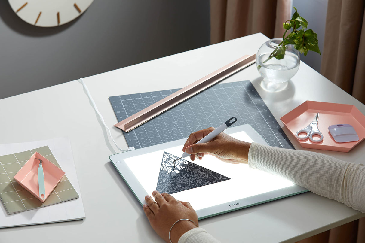Cricut BrightPad Go | 11.5 x 9 pulgadas | Caja de luz LED inalámbrica | 5 ajustes de brillo, hasta 4200 Lux | para dibujar, trazar, manualidades de papel, deshierbar y mucho más. | Índigo