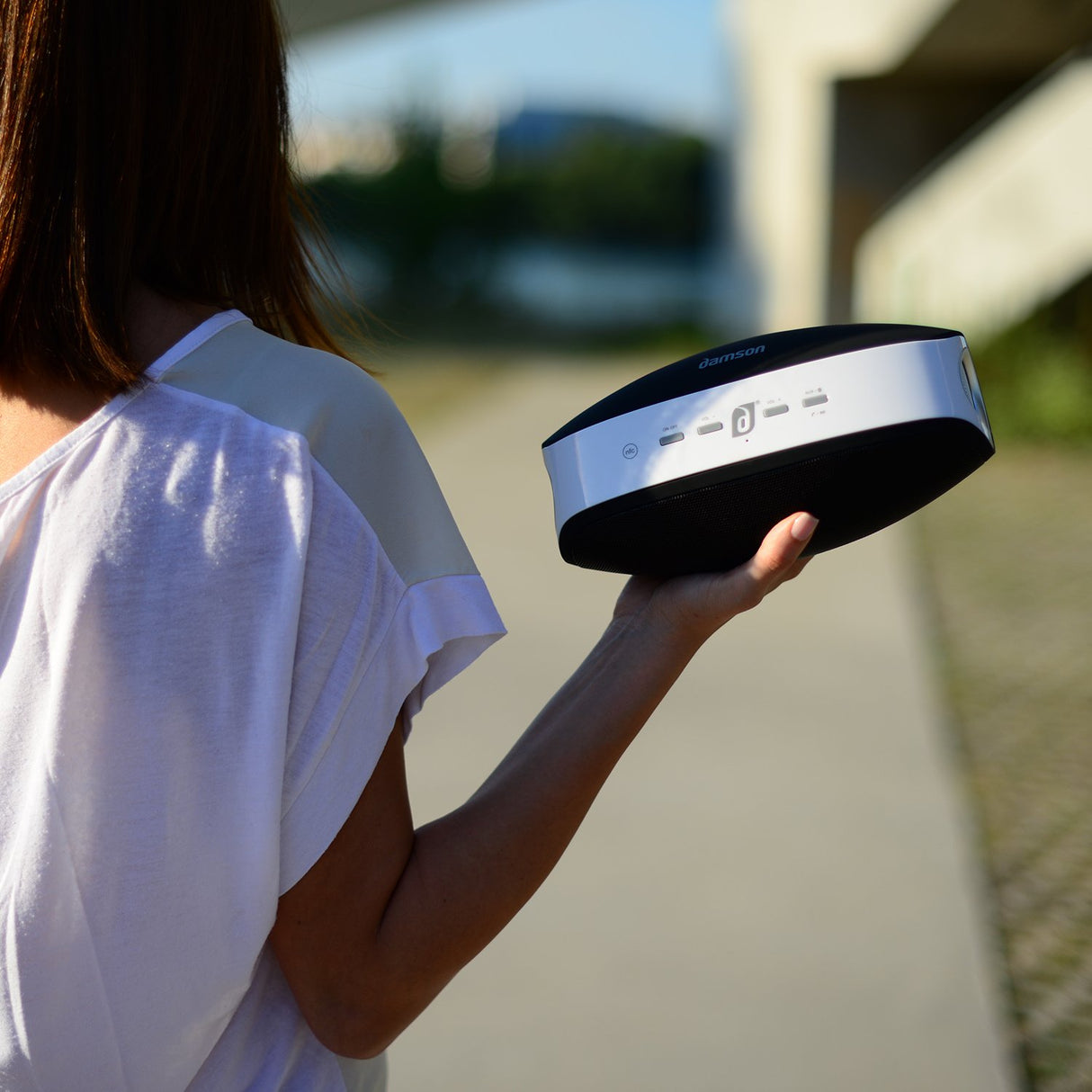 Damson Vulcan- Altavoz Bluetooth inalámbrico portátil con bajo, color negro y blanco
