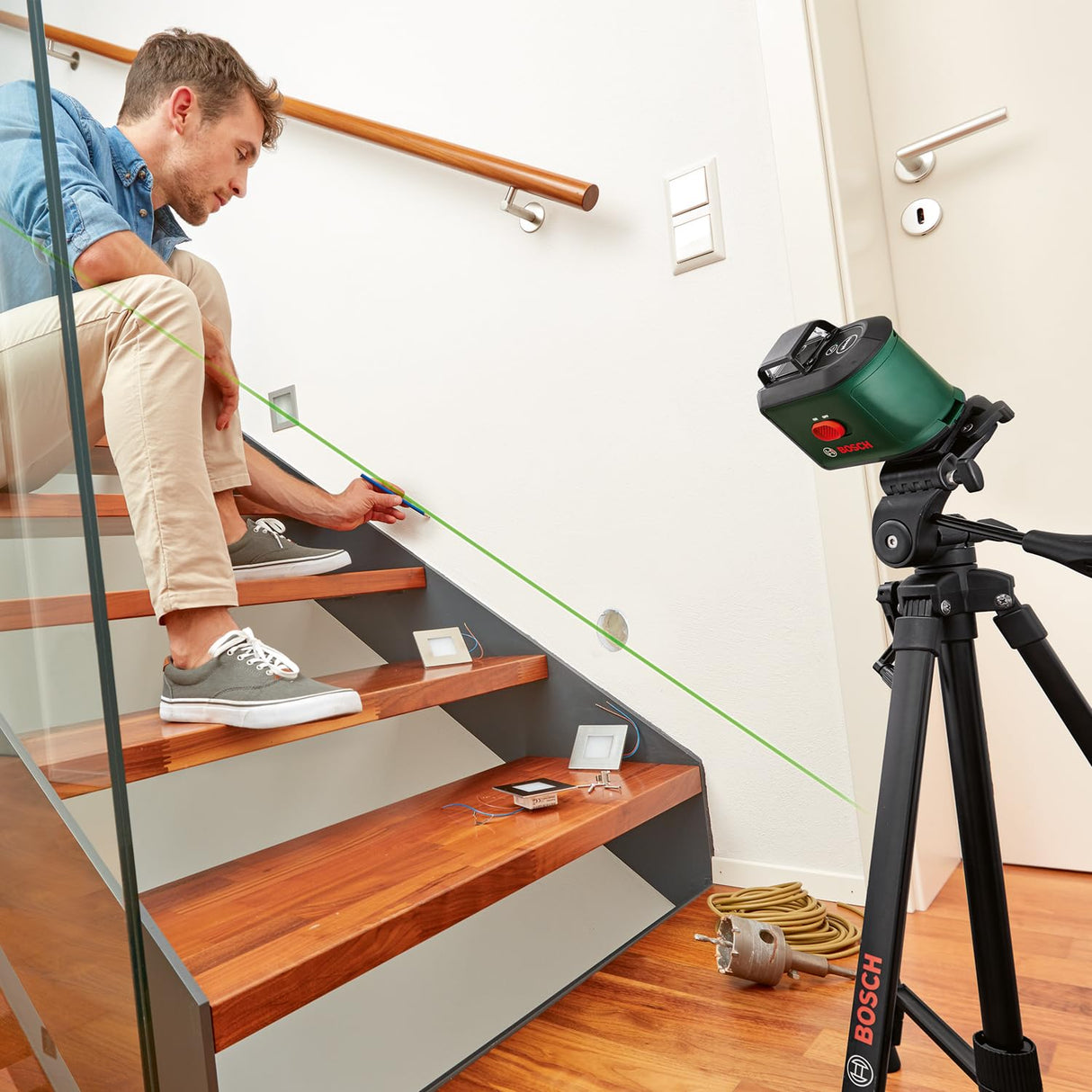 Bosch Home and Garden nivel láser de líneas cruzadas UniversalLevel 360 con trípode prémium + pinza universal MM 3(líneas en vertical horizontal,incl. 360° para alineación por toda estancia)