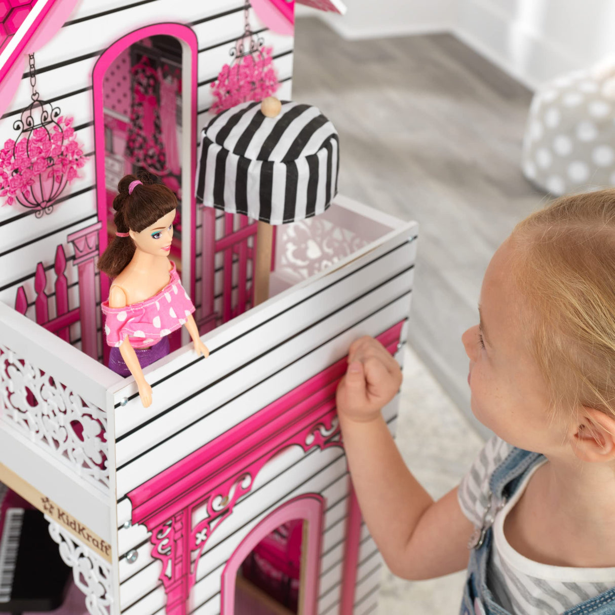 KidKraft Casa de muñecas de Madera Amelia para muñecas de 30 cm con Muebles y Accesorios, Casita de Juguete con Ascensor y balcón, 3 Niveles de Juego, Juguetes niños y niñas Desde 3 años (65093)