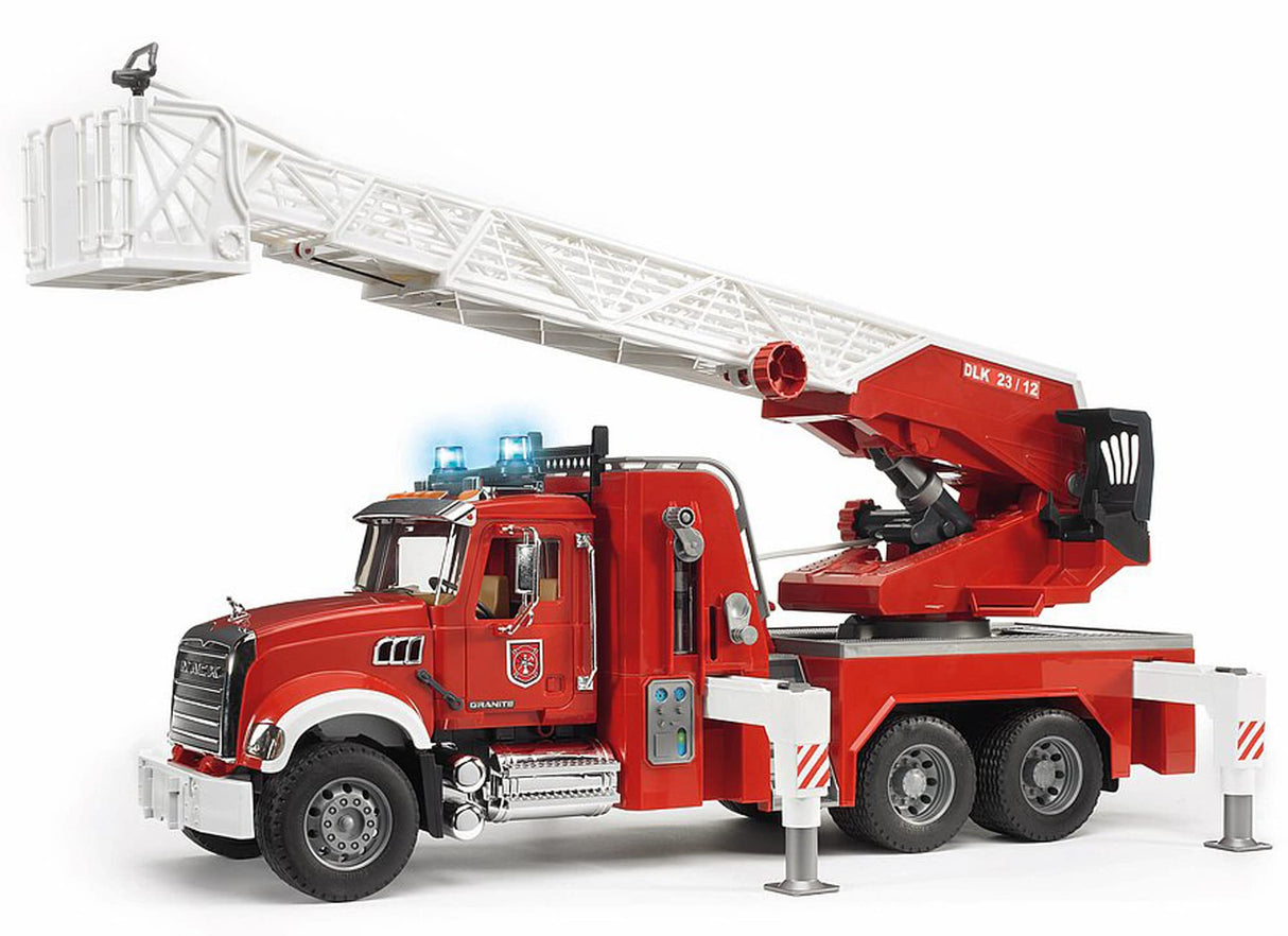 bruder 02821 - Camión de bomberos Mack Granite con bomba - 1:16 Vehículo, Camión de bomberos, Llamada de emergencia, Camión de bomberos, Juguete