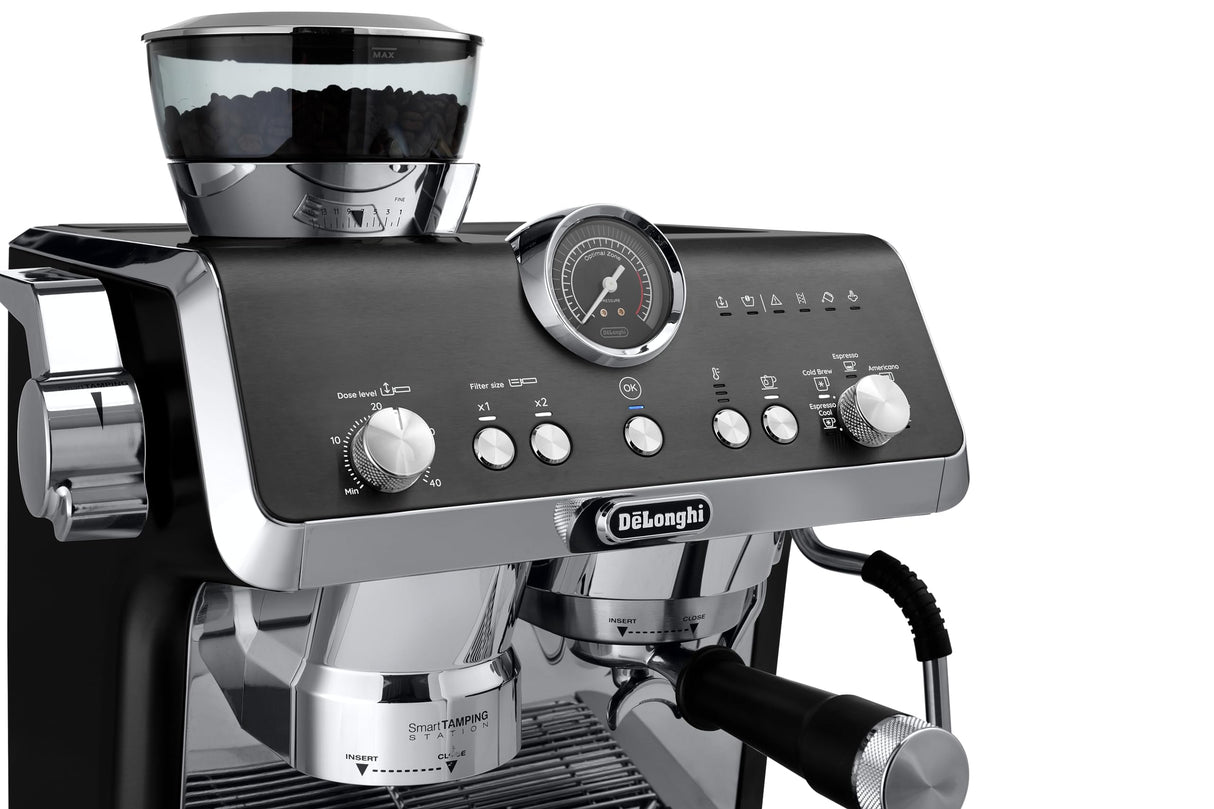 De'Longhi La Specialista Opera EC9555.BK, cafetera espresso con molinillo de café integrado, función de preparación fría, incluye barra de vapor para espumar leche, incluye accesorios juego de