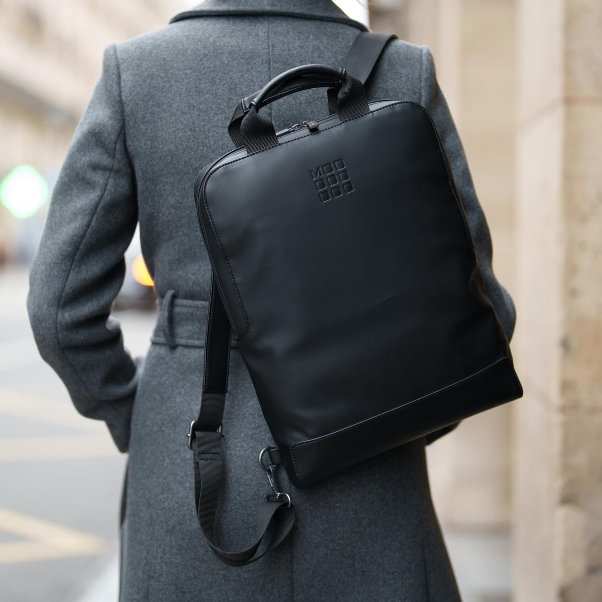 Moleskine Device Bag Colección Classic, Bolso Porta PC Vertical, Mochila Porta PC para Laptop, Notebook, iPad, Computadora hasta 15'', Dimensiones 29 x 39 x 6 cm, Color Negro