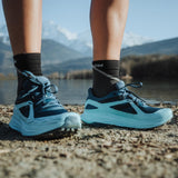 Salomon Ultra Flow Gore Tex Zapatillas Impermeables de Trail Running para Mujer, Resistente al mal tiempo, Amortiguación del asfalto al sendero, Preparada para terrenos mixtos, Deep Dive, 39 1/3