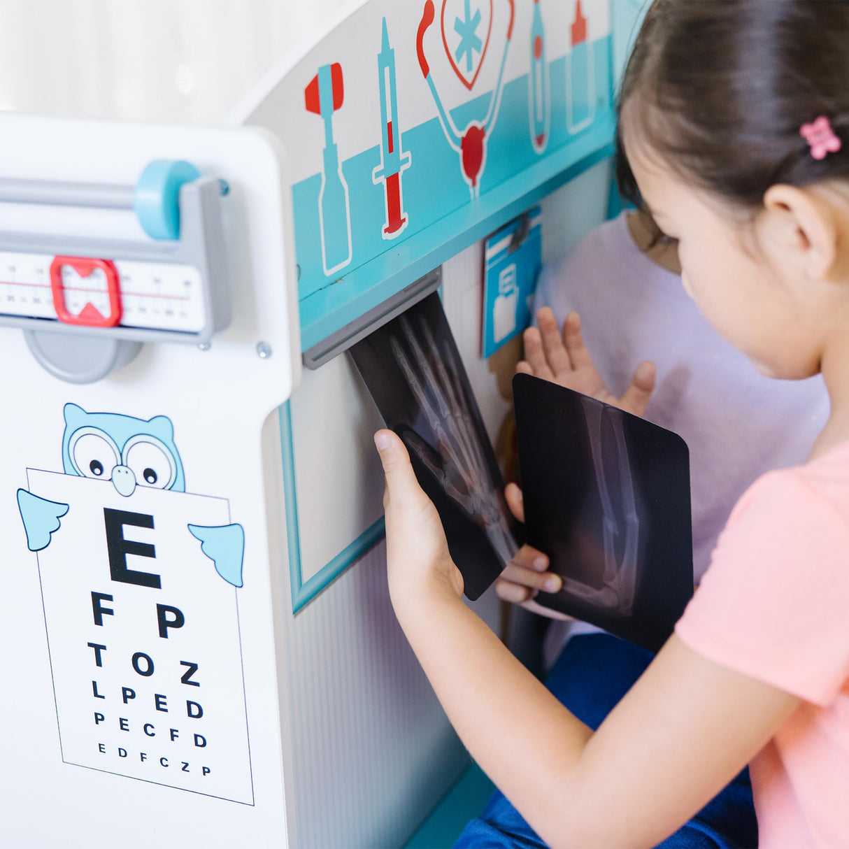 Melissa & Doug Consultorio médico Juega a ser el Doctor o el Paciente, Juego imaginativo, Juguete Creativo Montessori de Madera con Accesorios, Regalo para niños y niñas de 3 4 5 6 7 años