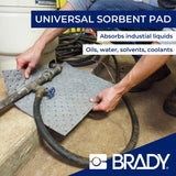 SPC® by Brady Almohadillas Absorbentes Universales – Pack de 200, 1 capa, Sellados y Perforados, 40 cm x 50 cm, Alta Absorción para Aceites, Agua, Disolventes y Refrigerantes