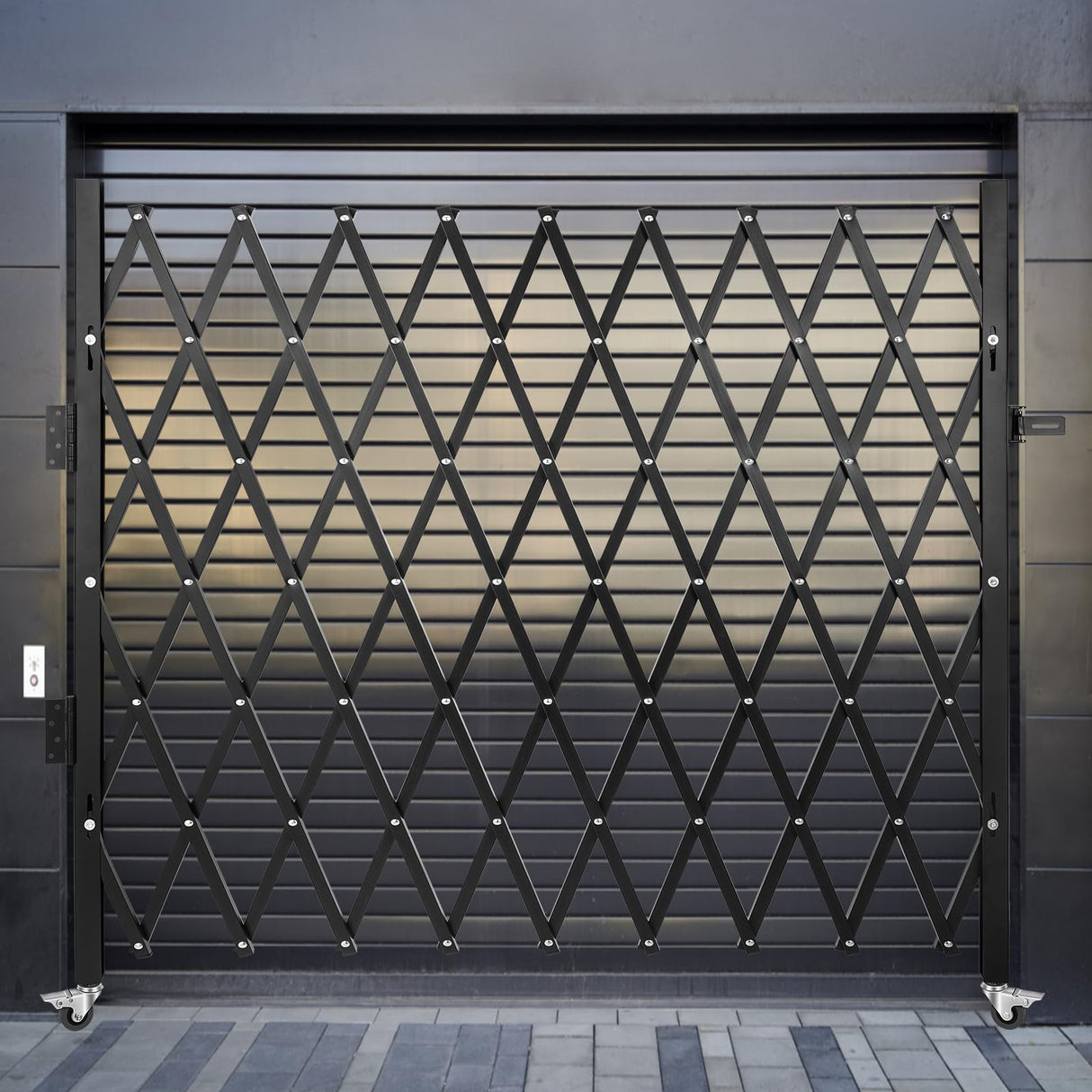VEVOR Barrera de Seguridad Extensible Plegable Individual 2,4 x 2,16 m Valla de Escalera de Acero Enrollable 360° Puerta de Tijera o Puerta con candado para Garaje del sótano de casa, Negro