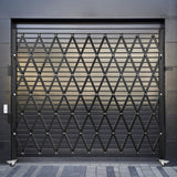 VEVOR Barrera de Seguridad Extensible Plegable Individual 2,4 x 2,16 m Valla de Escalera de Acero Enrollable 360° Puerta de Tijera o Puerta con candado para Garaje del sótano de casa, Negro