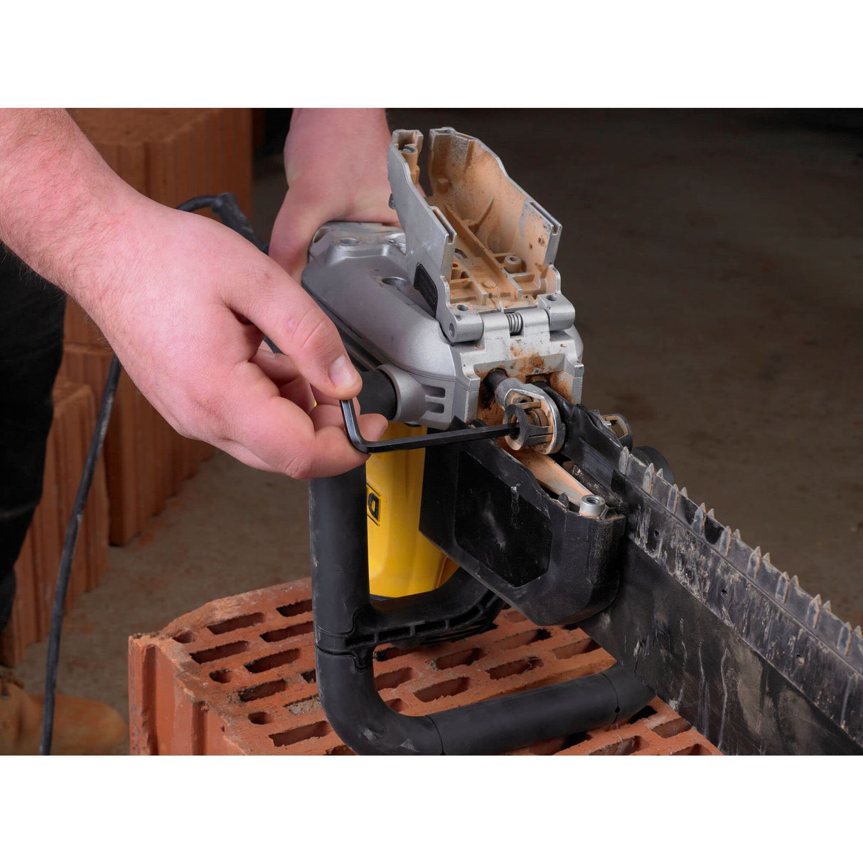 DEWALT DWE396-QS - Sierra Alligator 1.600W, Longitud de carrera 295mm, Hoja Poroton Clase 12, 3000 cpm, Cambio Rápido de Hojas, Ideal para Construcción y Demolición