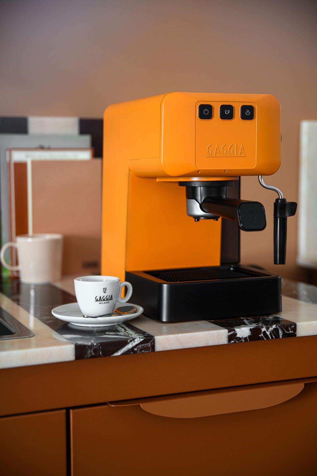 Gaggia EG2109 Orange, Cafetera Espresso Manual para Café Molido o Monodosis, sistema POD para Espressos Cremosos con Monodosis, Preinfusión Automática, Nuevo Modelo 2023, 100% Made in Italy