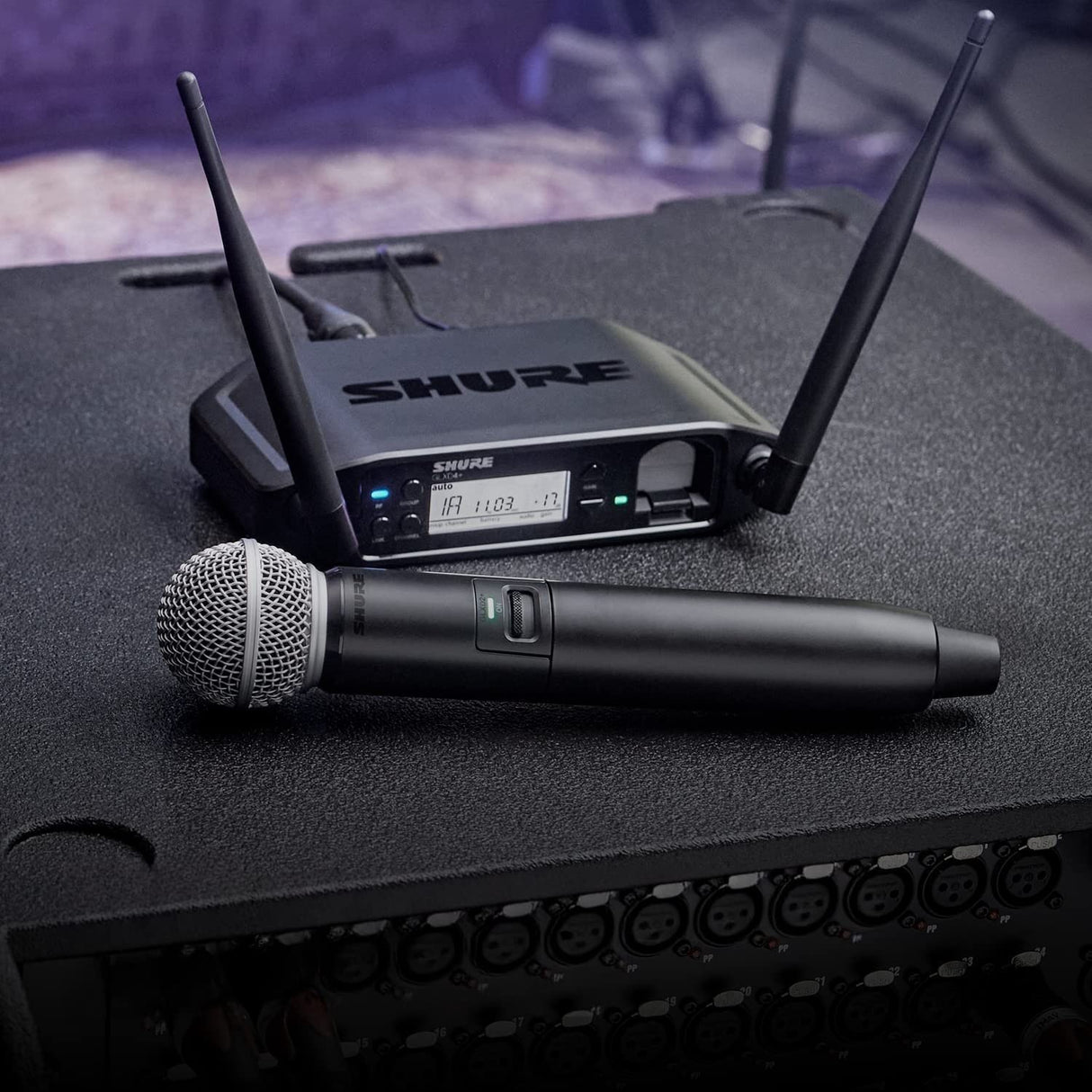 Sistema inalámbrico Shure GLXD14R+ para guitarra y bajo con batería de 12 horas y alcance de 30m. Incluye cable de instrumento y receptor de montaje en rack.