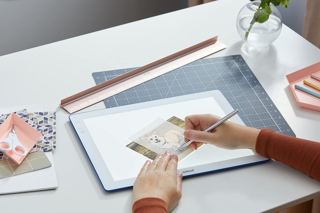 Cricut BrightPad Go | 11.5 x 9 pulgadas | Caja de luz LED inalámbrica | 5 ajustes de brillo, hasta 4200 Lux | para dibujar, trazar, manualidades de papel, deshierbar y mucho más. | Índigo