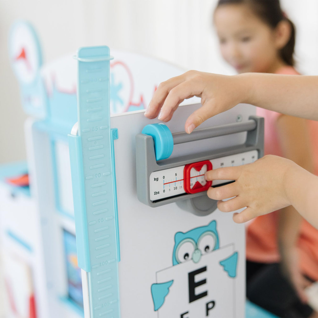 Melissa & Doug Consultorio médico Juega a ser el Doctor o el Paciente, Juego imaginativo, Juguete Creativo Montessori de Madera con Accesorios, Regalo para niños y niñas de 3 4 5 6 7 años