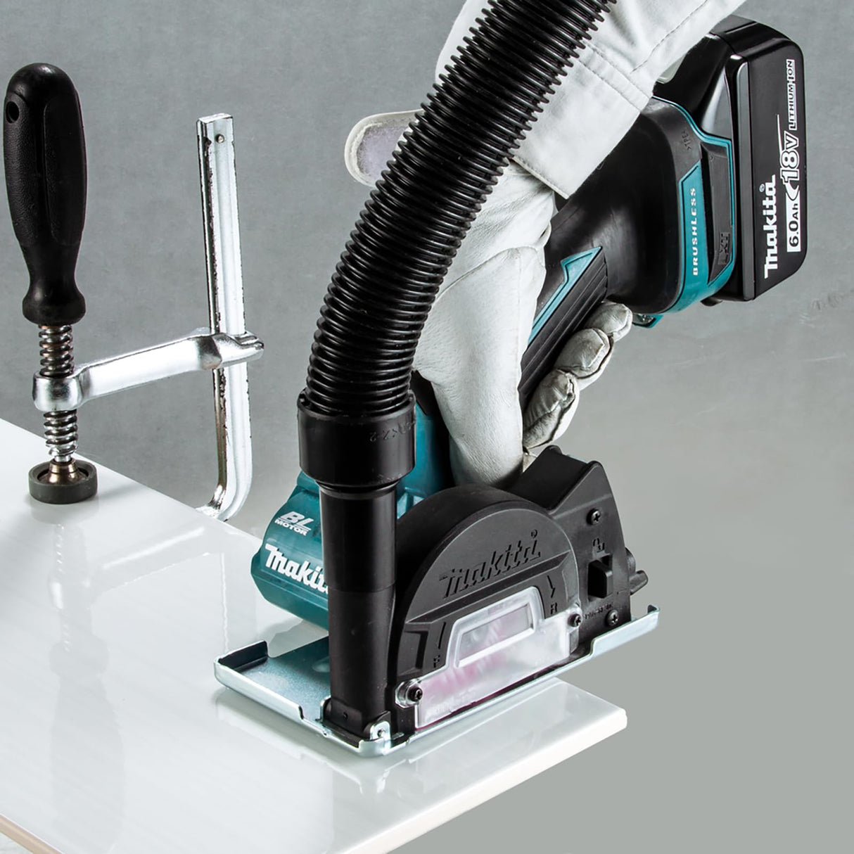 Makita DMC300RTJ - Cortador de disco compacto (18 V, ion de litio, 76 mm, sin escobillas, incluye 2 baterías de 5,0 Ah y cargador)