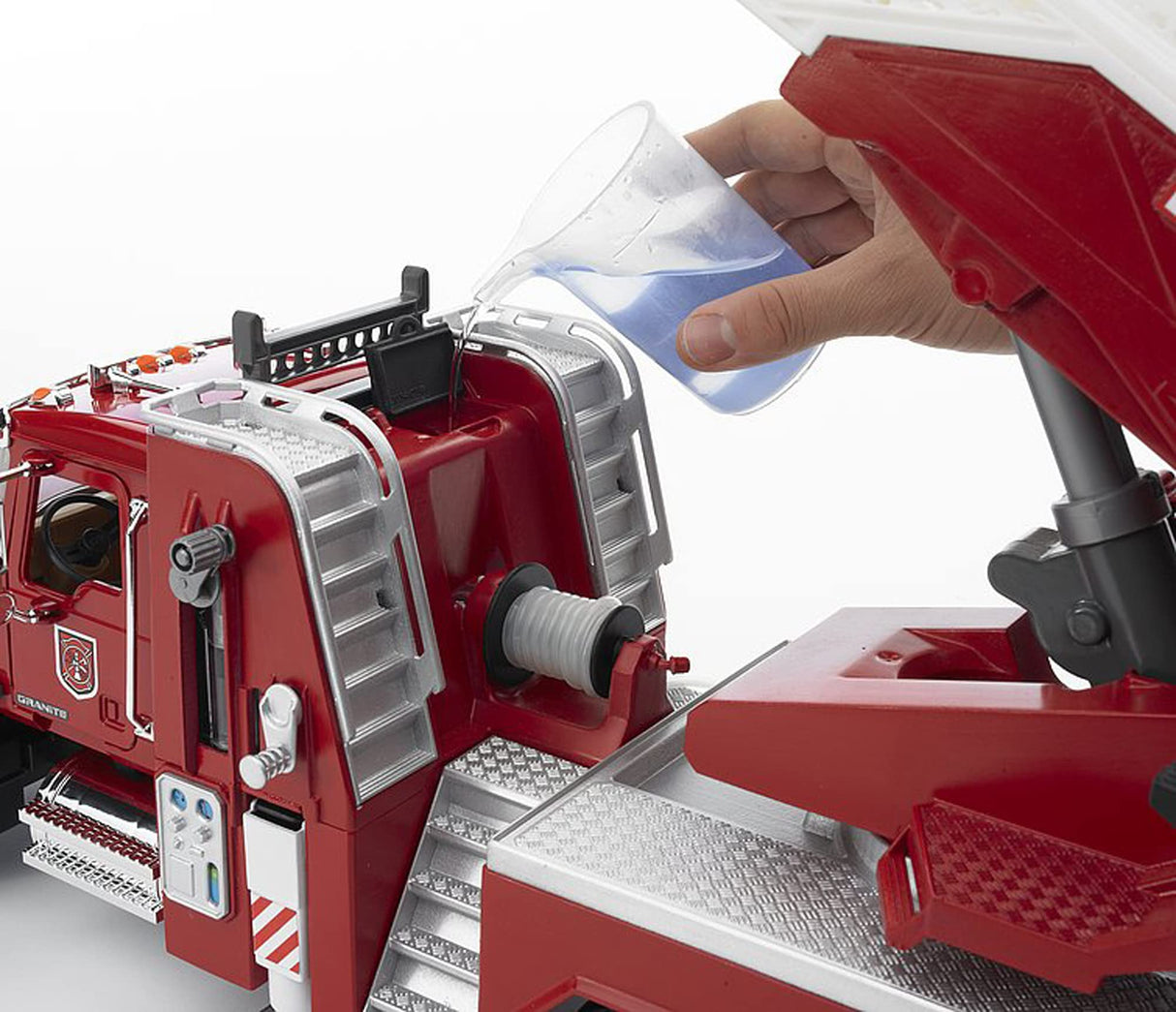bruder 02821 - Camión de bomberos Mack Granite con bomba - 1:16 Vehículo, Camión de bomberos, Llamada de emergencia, Camión de bomberos, Juguete