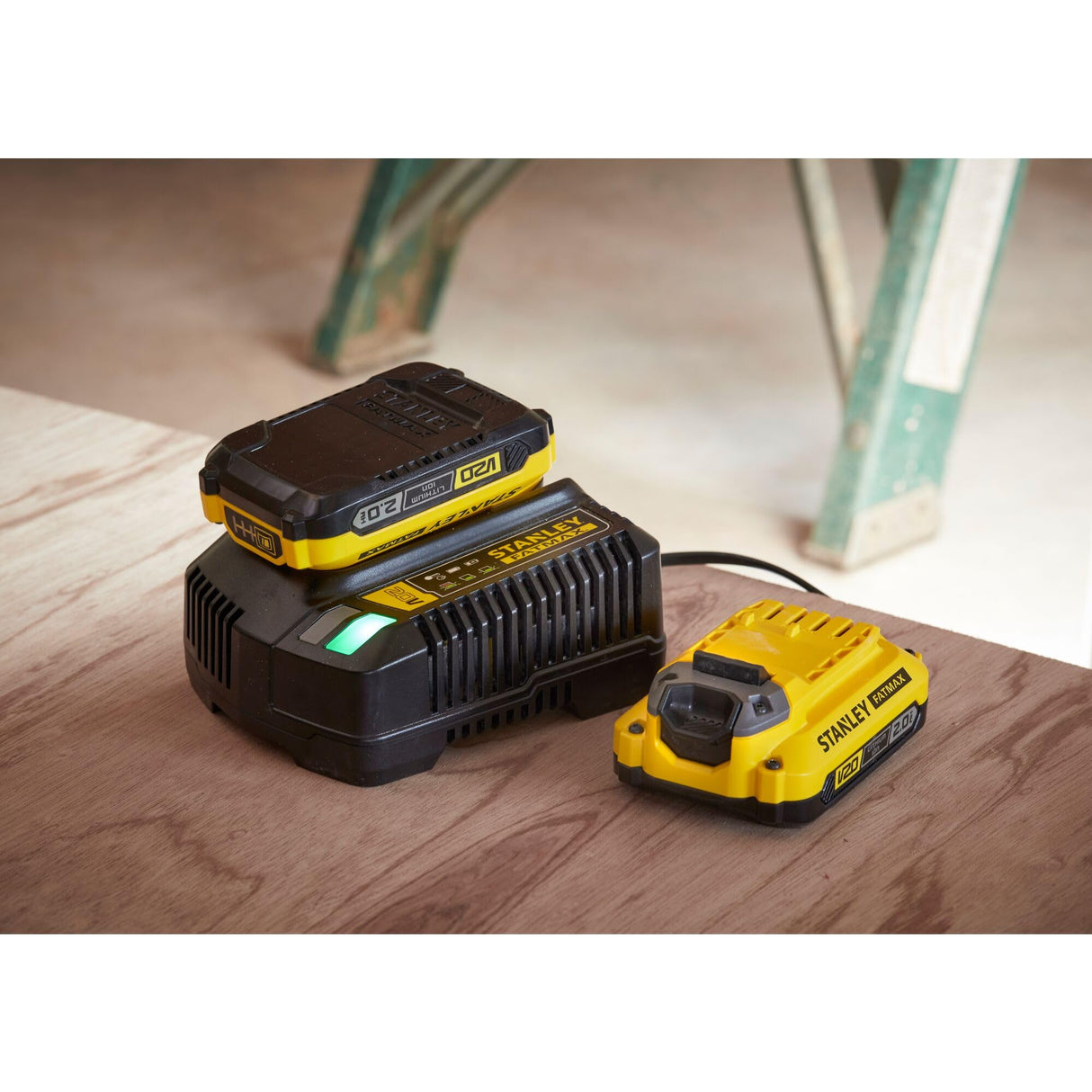 STANLEY FATMAX SFMCD721M2K-QW - Taladro Percutor 18V, Gama V20, Motor sin escobillas, Par máx. 80 Nm, Engranaje metálico de 2 velocidades, Luz LED, Incl. 2 baterías 4,0 Ah, cargador y maletín