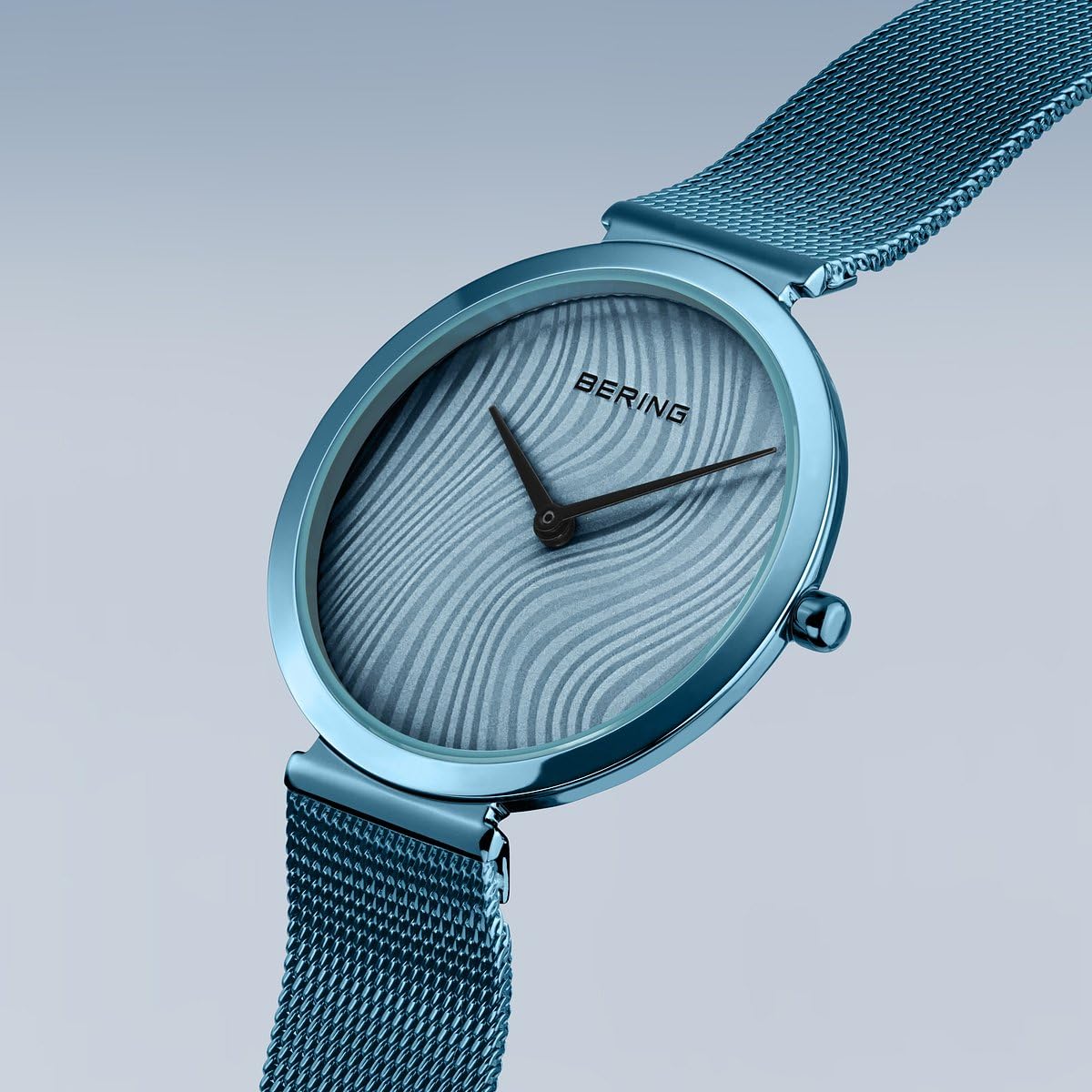 BERING 18132-Charity2 Reloj de cuarzo para mujer con caja de acero inoxidable de 32 mm con acabado azul y esfera azul, correa milanesa, cristal de zafiro y resistencia al agua de 3 ATM
