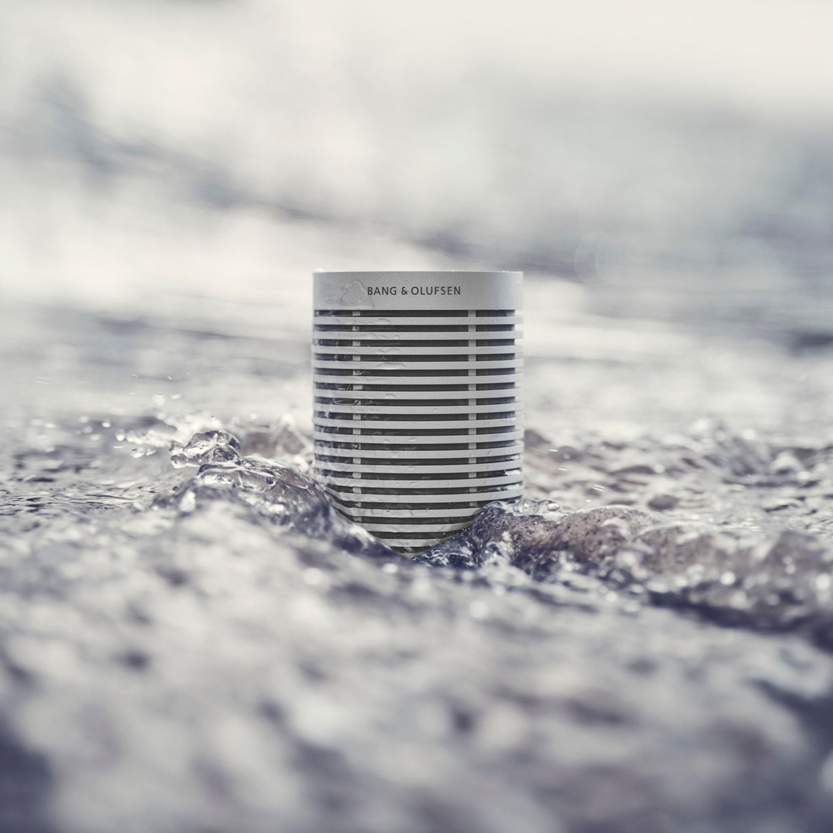 Bang & Olufsen Beosound Explore Altavoz de 360 Grados Bluetooth Portátil Inalámbrico de Alta Gama para Uso en Exteriores, Casa y Viaje, IP67 Resistente al Agua y Polvo, Hasta 27 horas Grey Mist