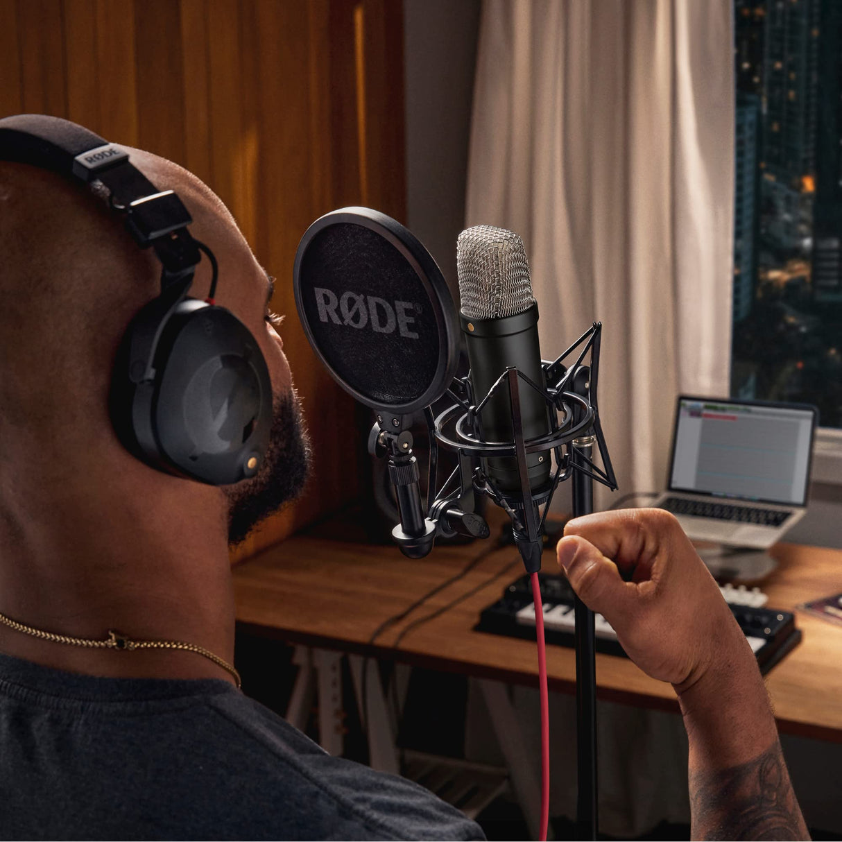 RØDE NT1 5a generación el micrófono con Condensador y Gran diafragma, Salidas XLR y USB, Soporte antivibraciones y Filtro antipop para grabación Vocal, producción Musical y de podcasts (Negro)