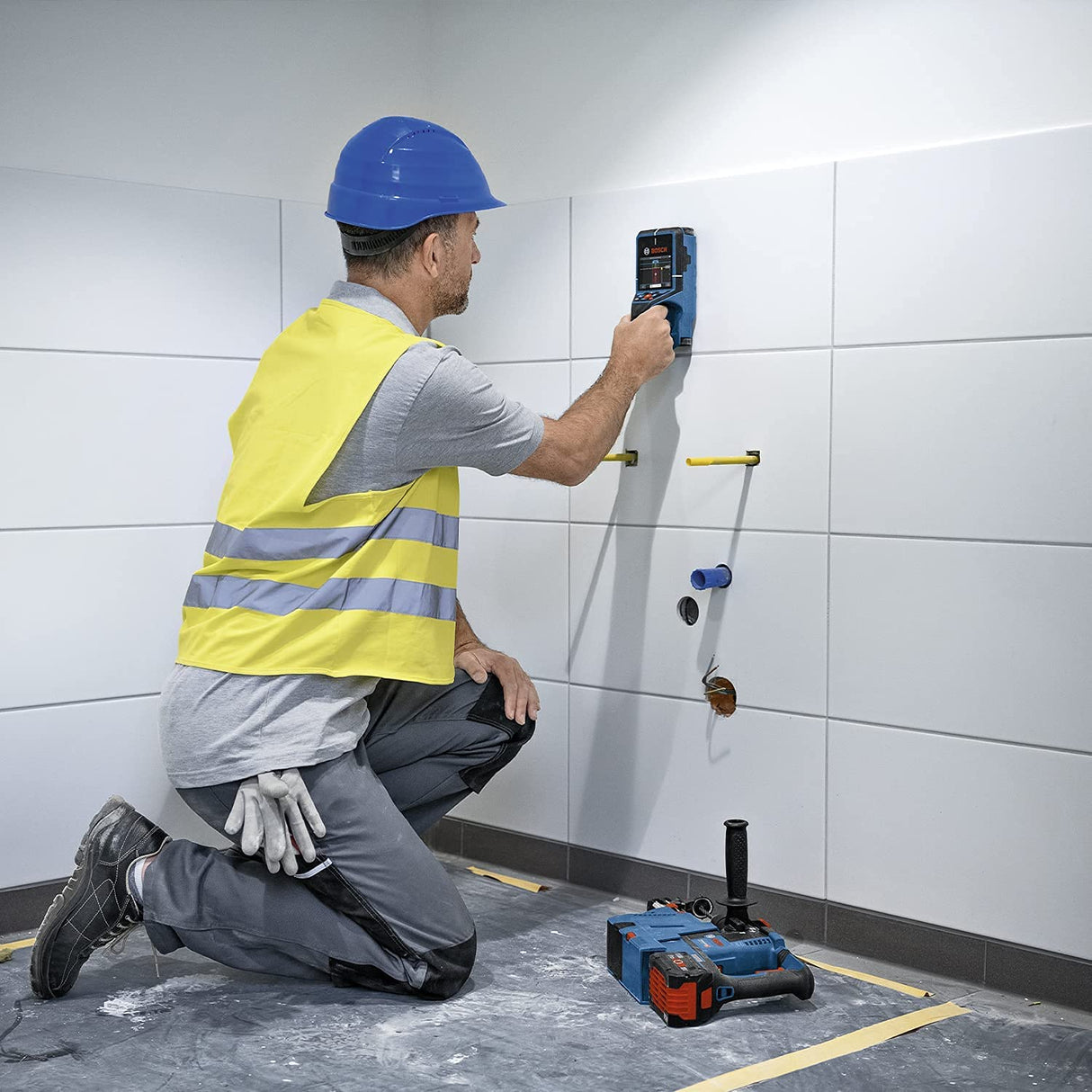 Bosch Professional Detector D-tect 200 C (detección de cables con y sin tensión, tuberías de metal y plástico, pernos de madera y cavidades, cable USB-C™, 4 pilas AA, bolsa protectora)