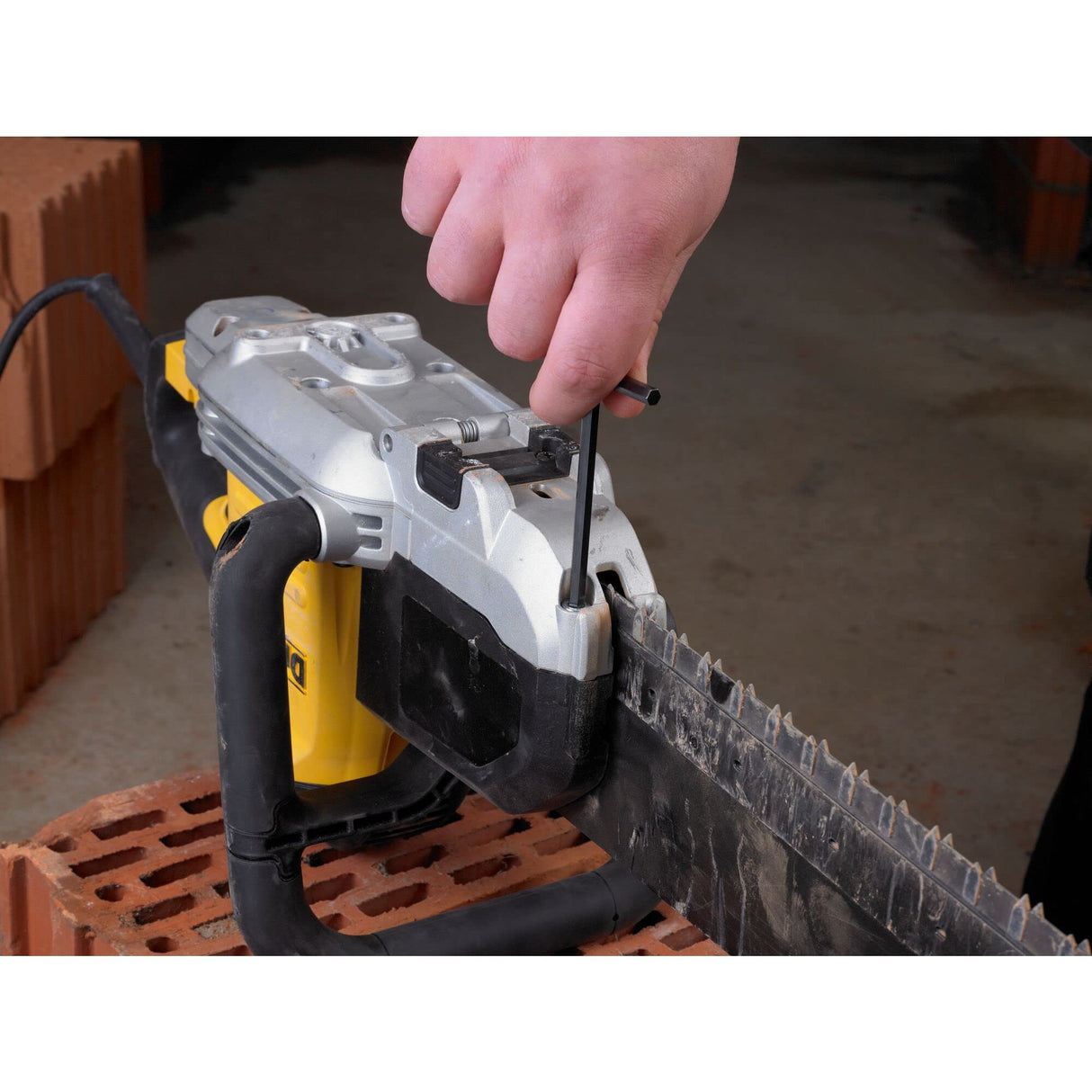 DEWALT DWE396-QS - Sierra Alligator 1.600W, Longitud de carrera 295mm, Hoja Poroton Clase 12, 3000 cpm, Cambio Rápido de Hojas, Ideal para Construcción y Demolición