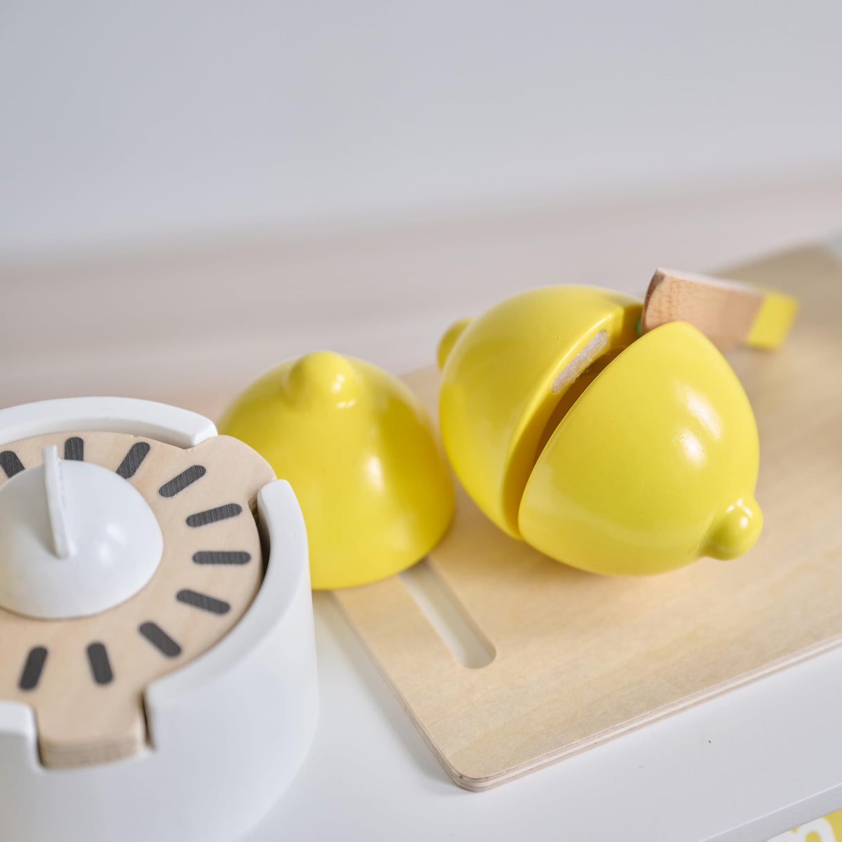 Teamson Kids Puesto de Limonada de Madera Sunny Citrus con 18 Accesorios, exprimidor, Vasos y Juego Educativo de rol para niños
